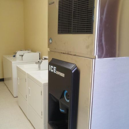Pearsall Inn And Suites Екстериор снимка