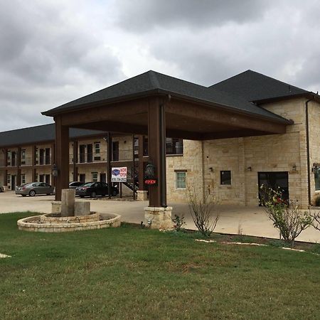 Pearsall Inn And Suites Екстериор снимка