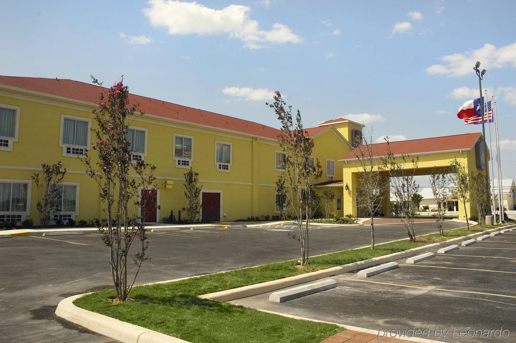 Pearsall Inn And Suites Екстериор снимка