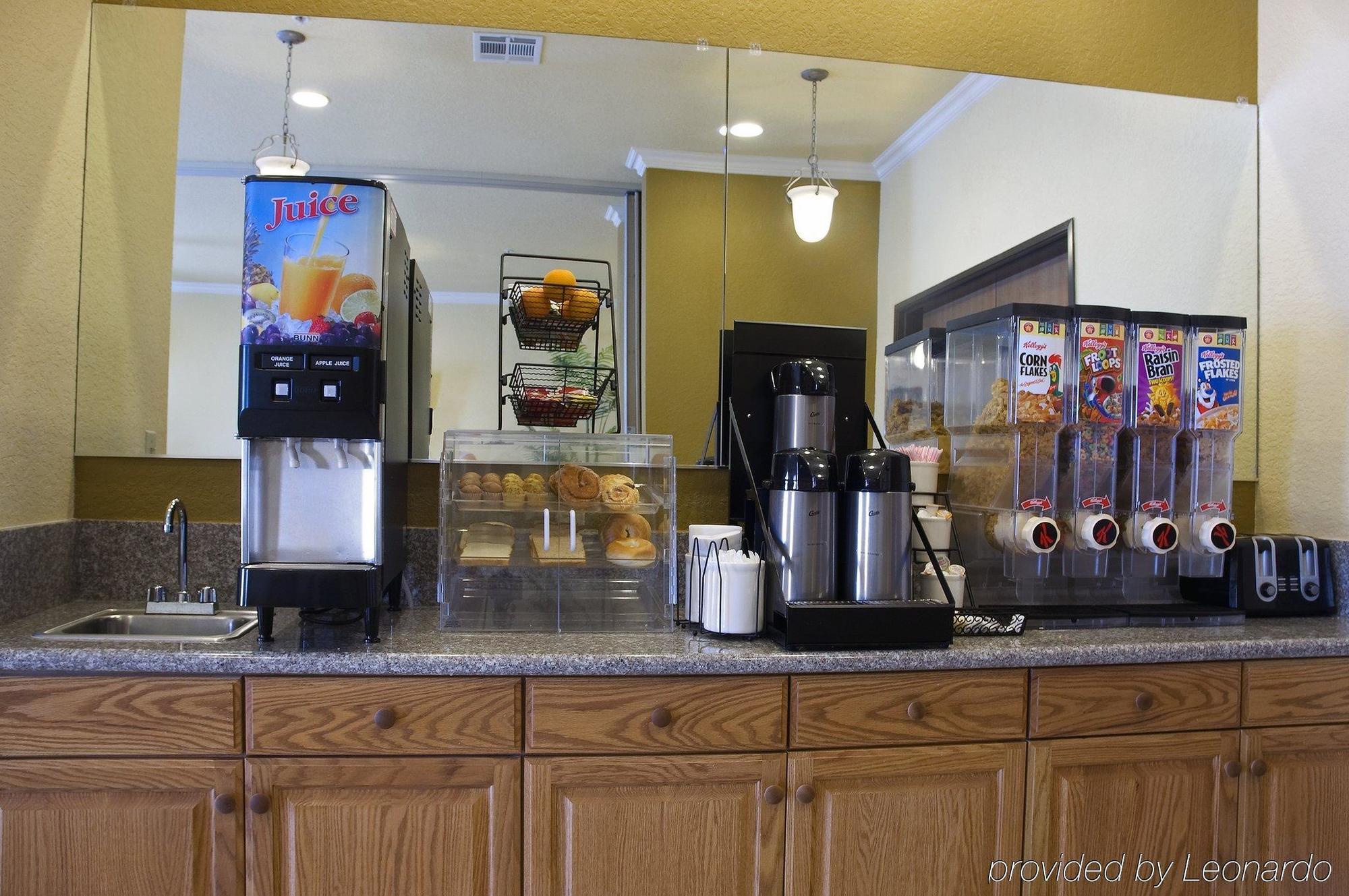 Pearsall Inn And Suites Ресторант снимка