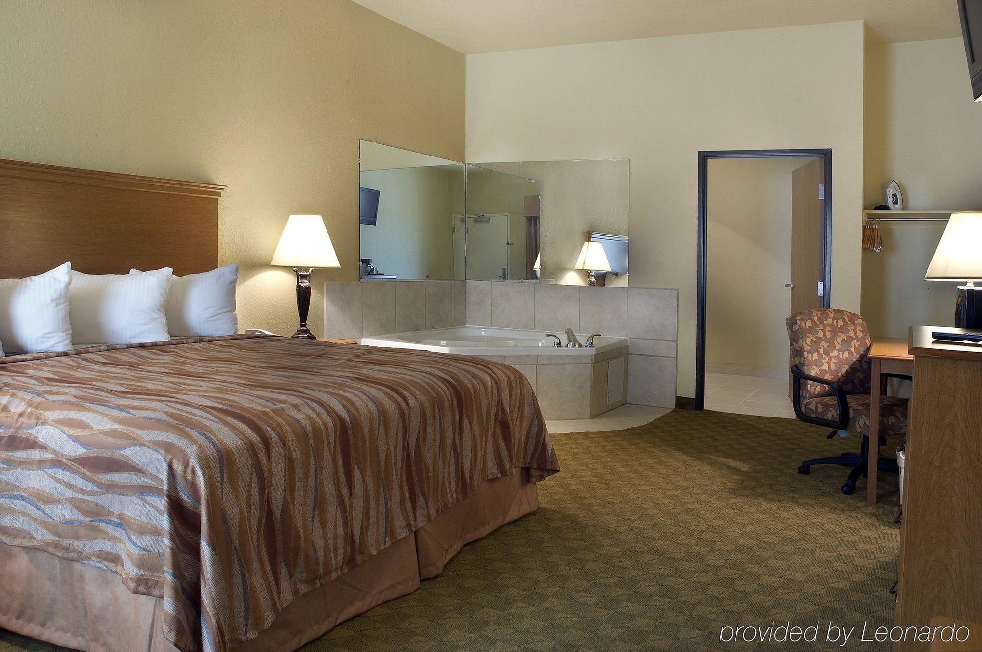 Pearsall Inn And Suites Стая снимка