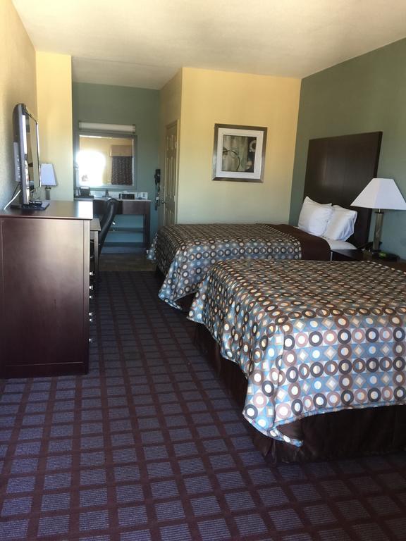 Pearsall Inn And Suites Екстериор снимка