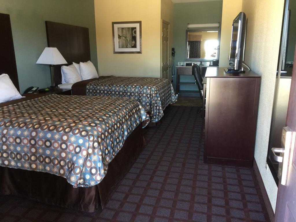 Pearsall Inn And Suites Екстериор снимка