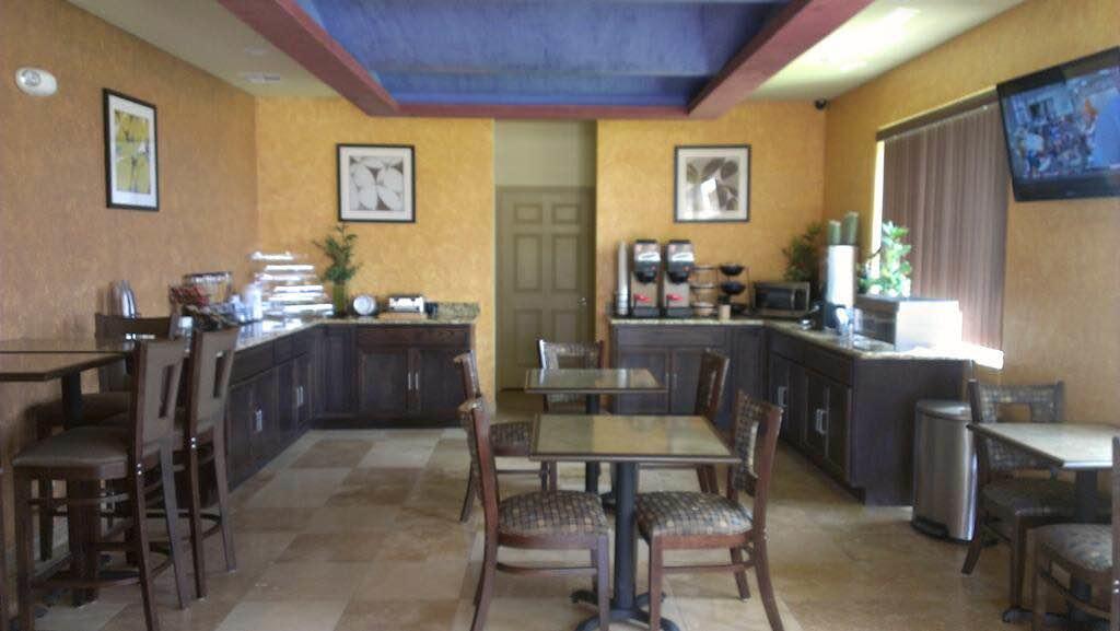 Pearsall Inn And Suites Екстериор снимка