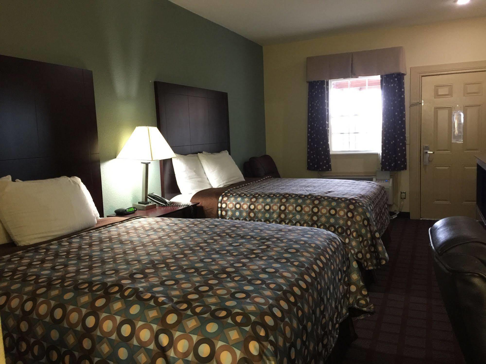 Pearsall Inn And Suites Екстериор снимка