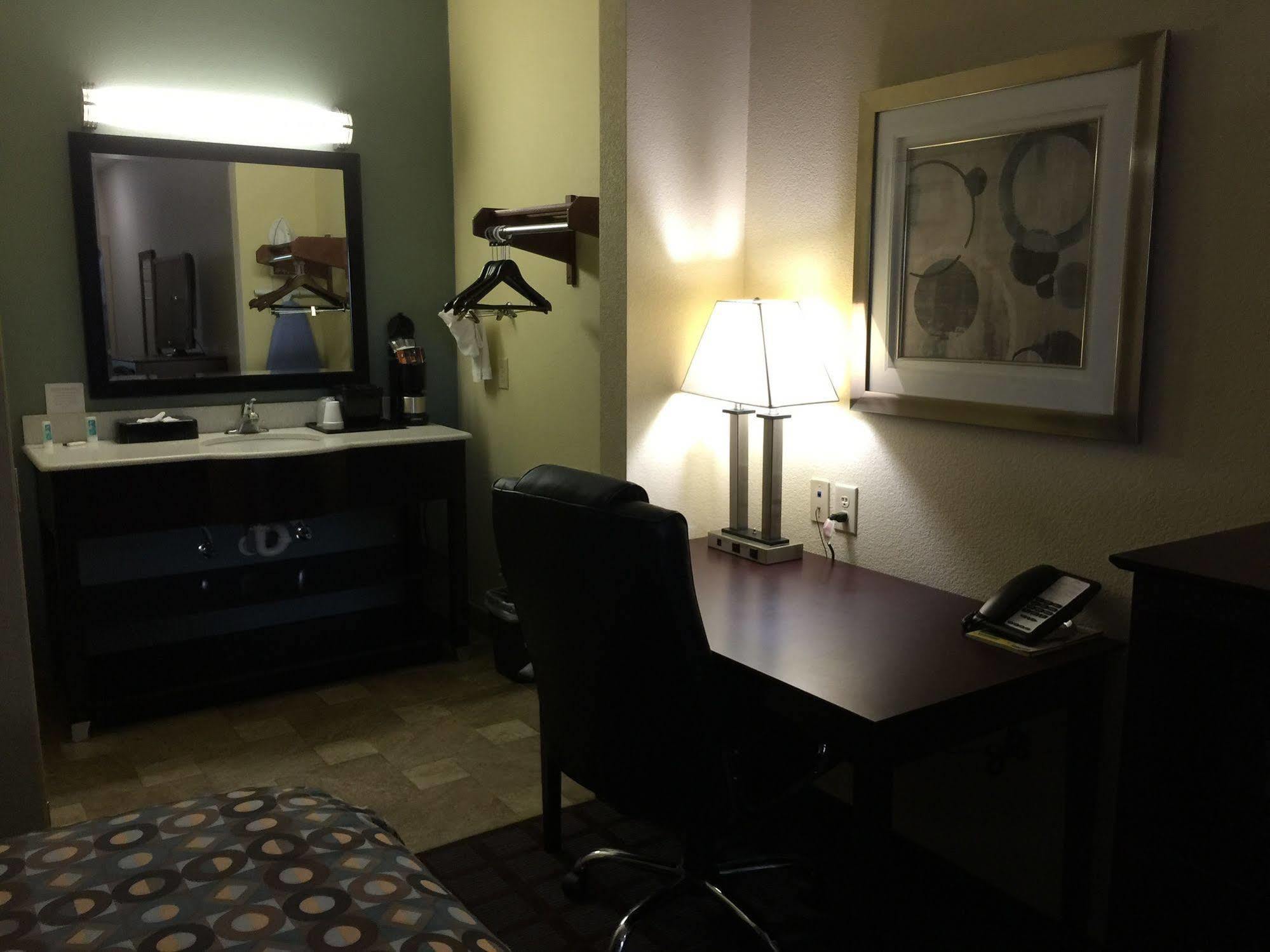 Pearsall Inn And Suites Екстериор снимка