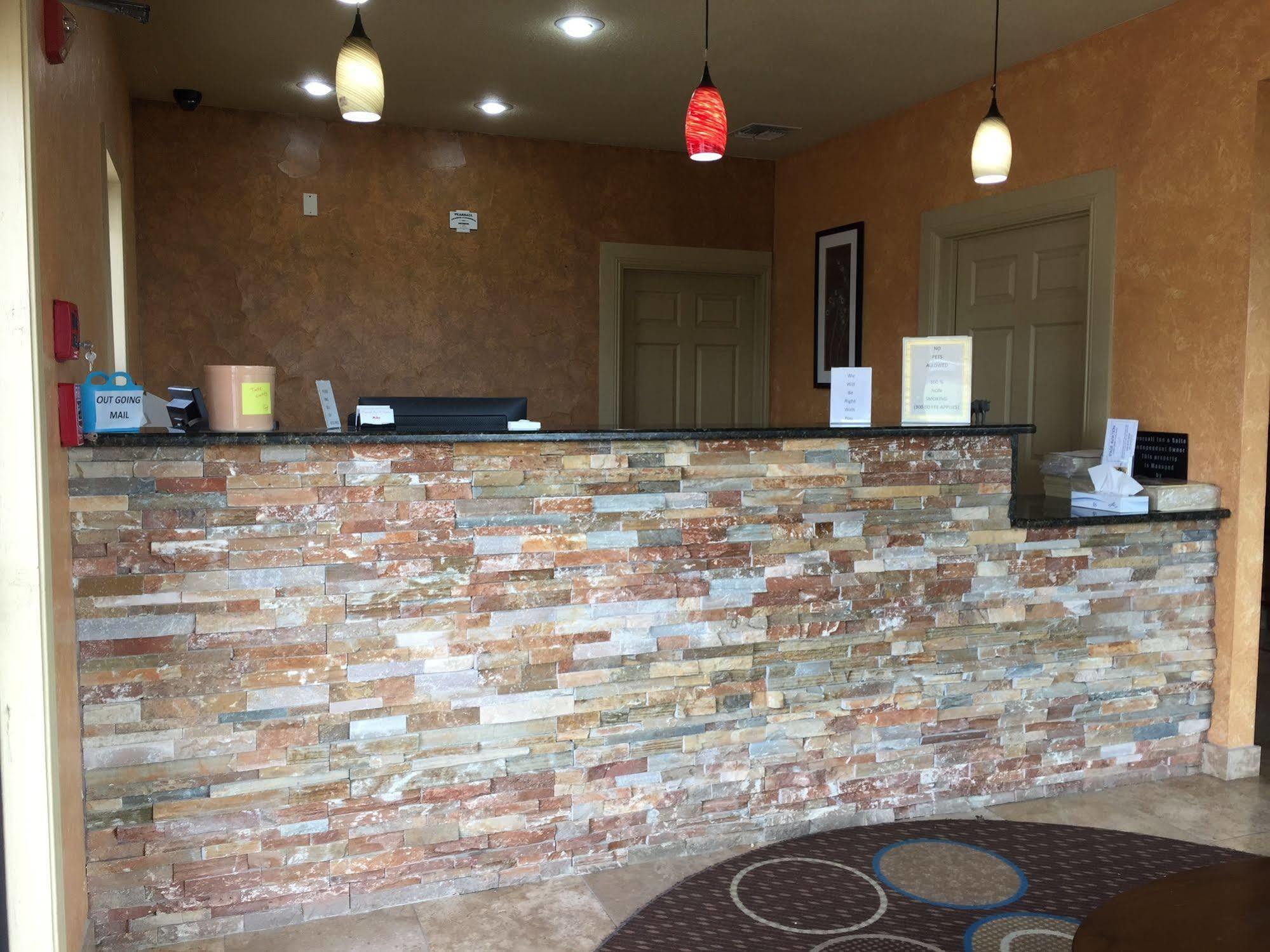 Pearsall Inn And Suites Екстериор снимка