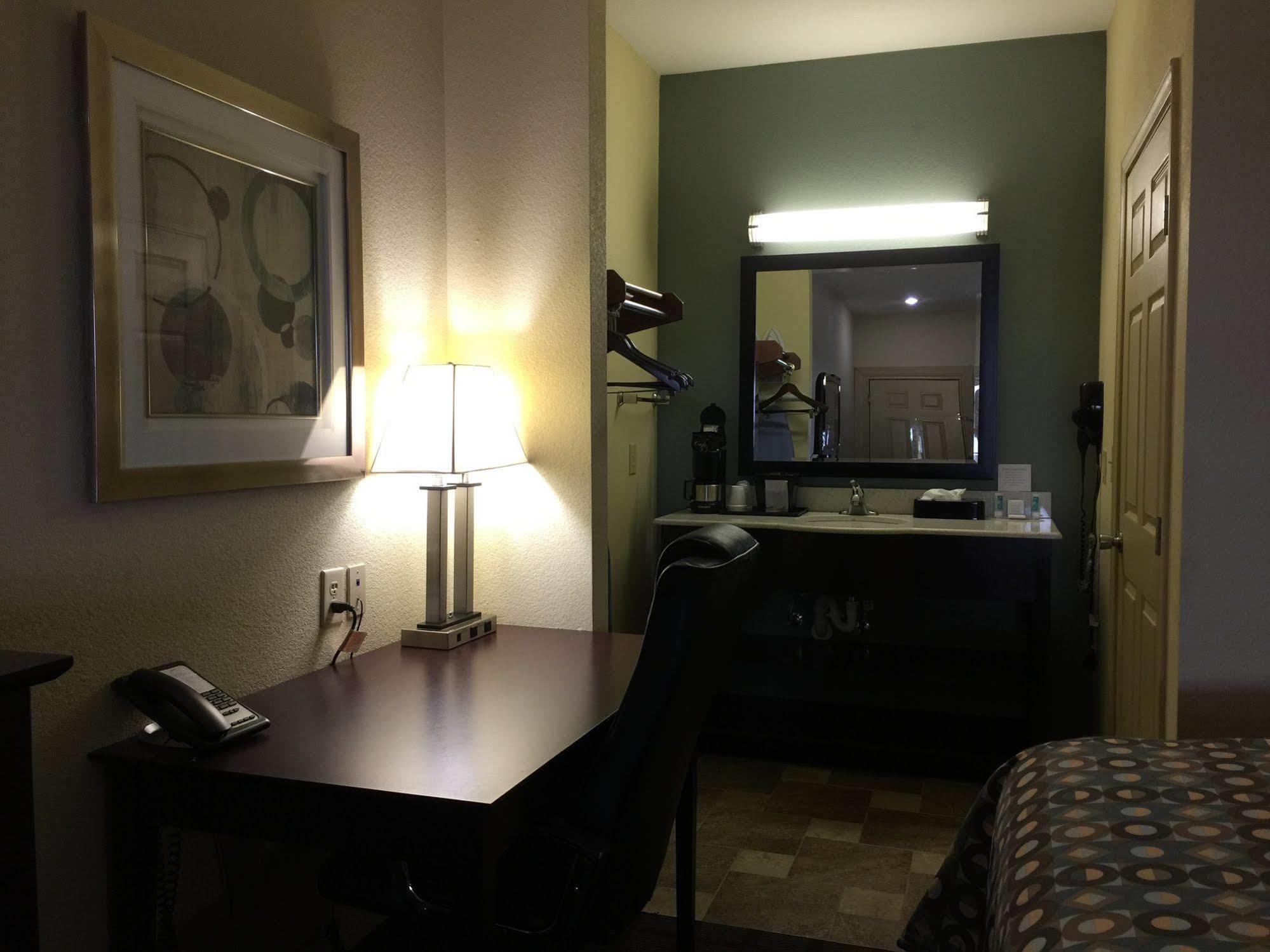 Pearsall Inn And Suites Екстериор снимка