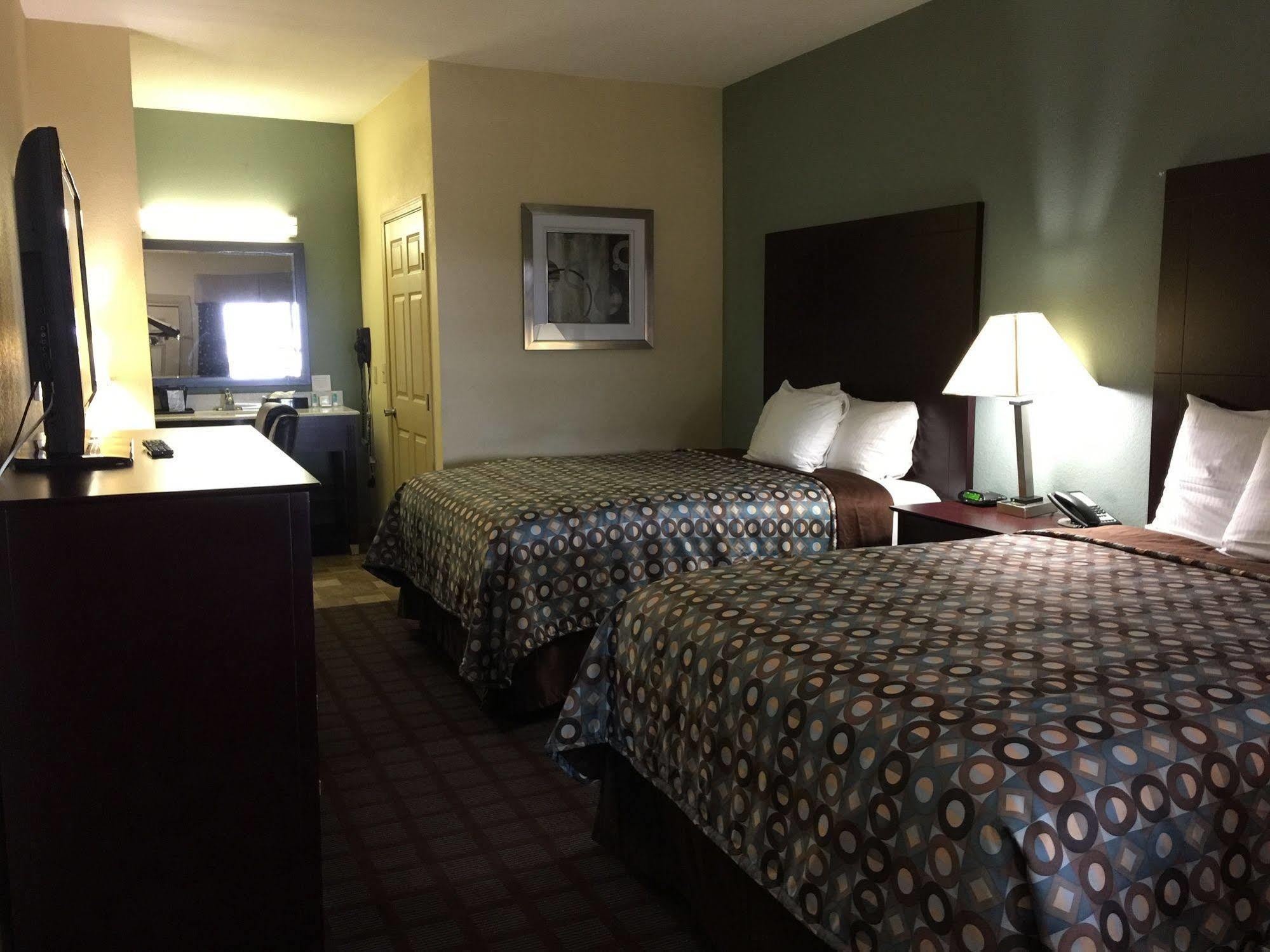 Pearsall Inn And Suites Екстериор снимка