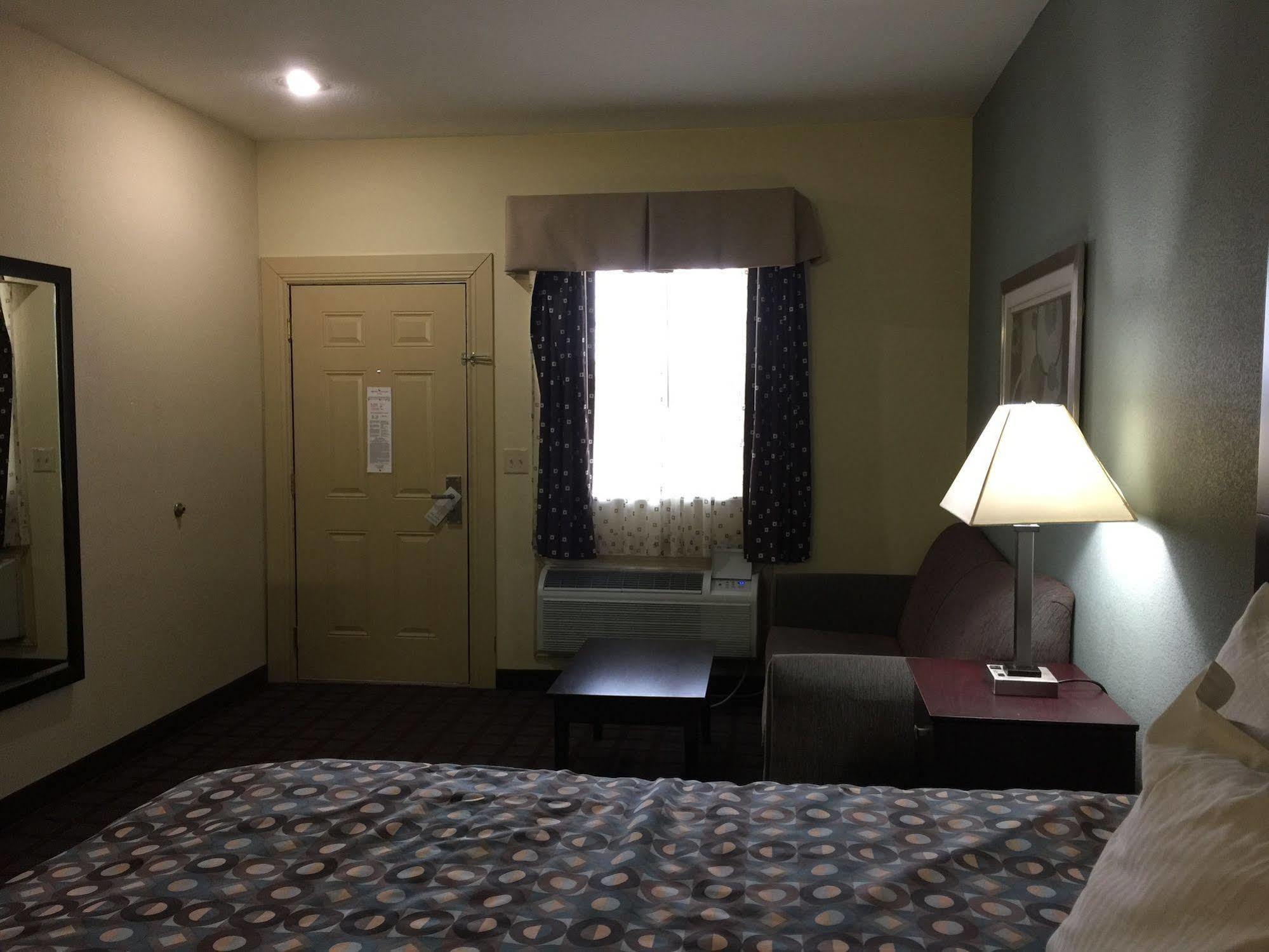 Pearsall Inn And Suites Екстериор снимка