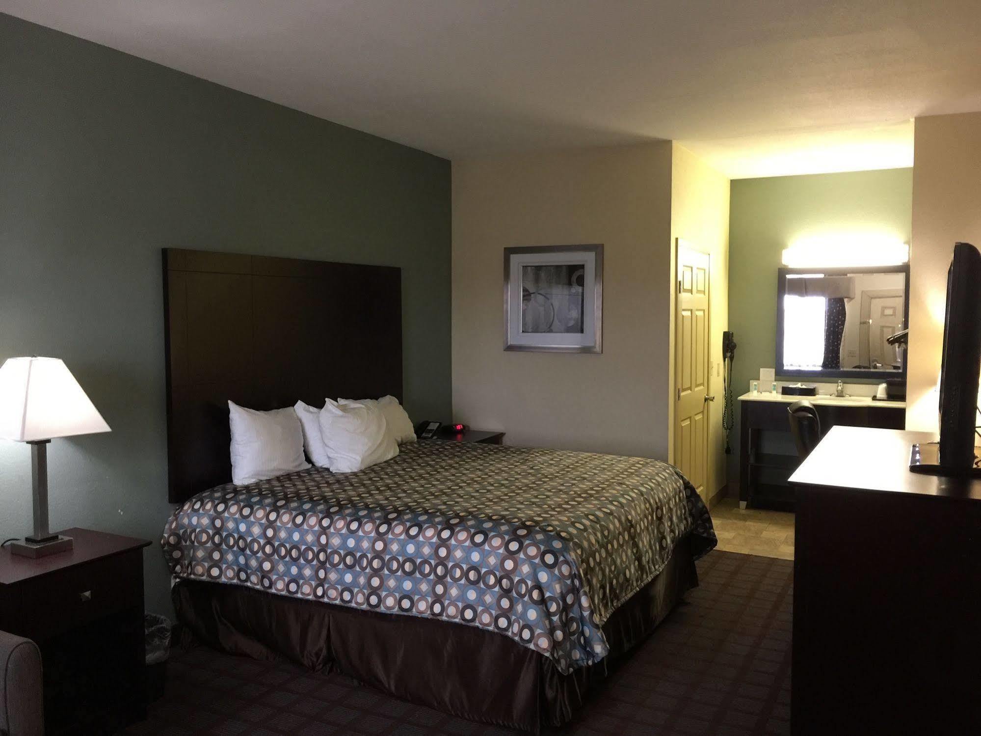 Pearsall Inn And Suites Екстериор снимка
