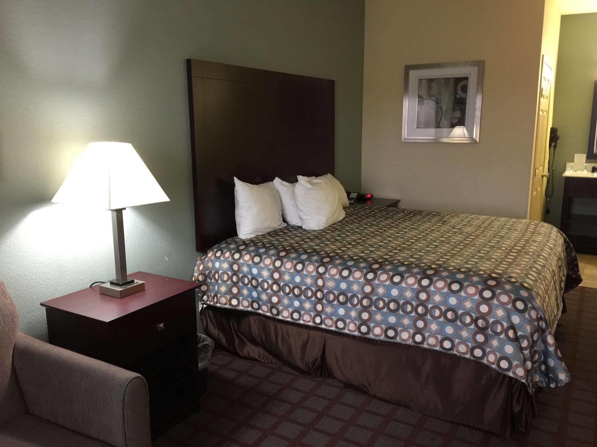 Pearsall Inn And Suites Екстериор снимка