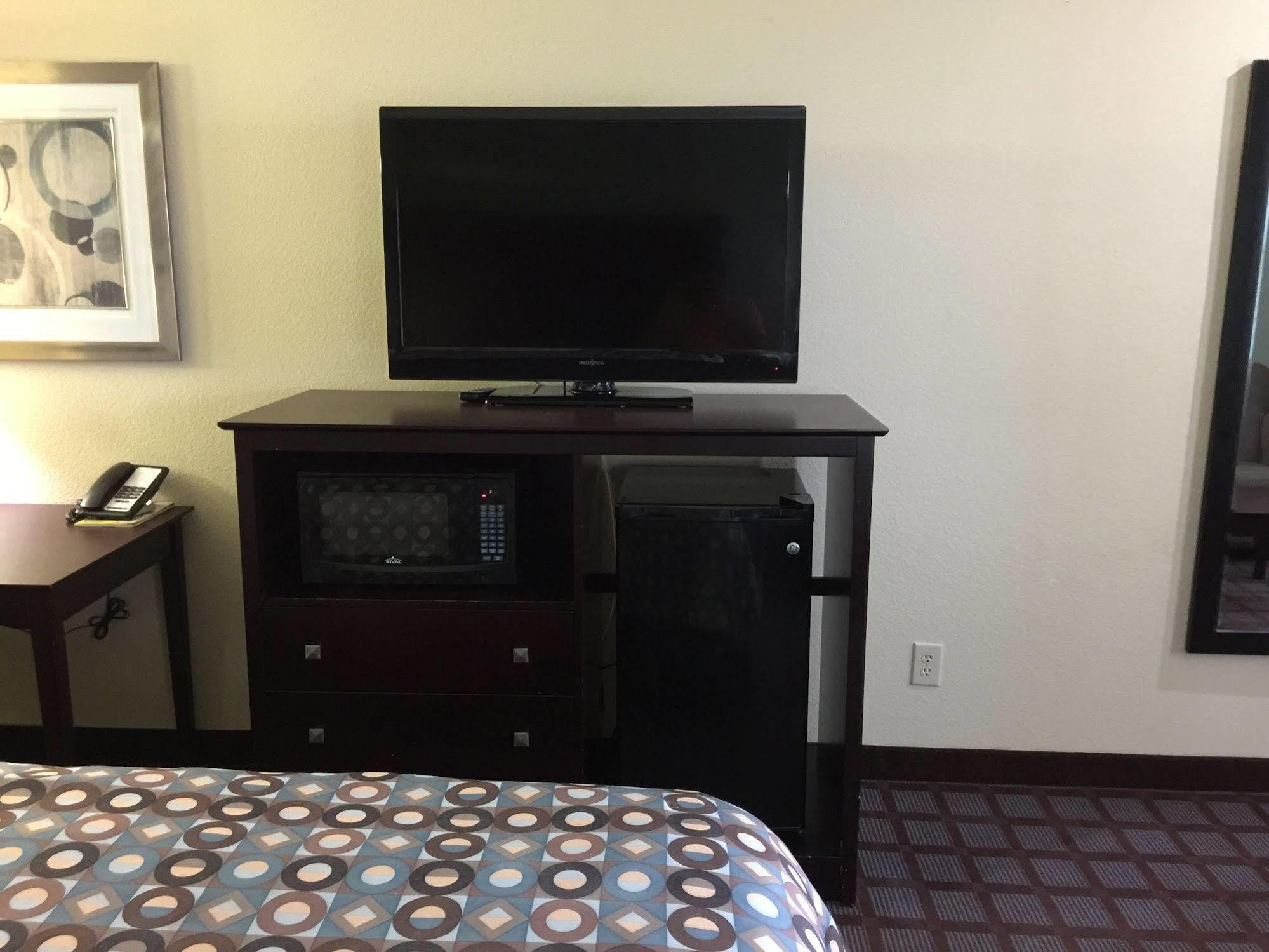Pearsall Inn And Suites Екстериор снимка
