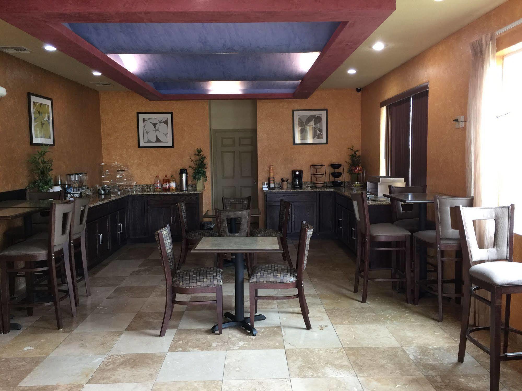 Pearsall Inn And Suites Екстериор снимка