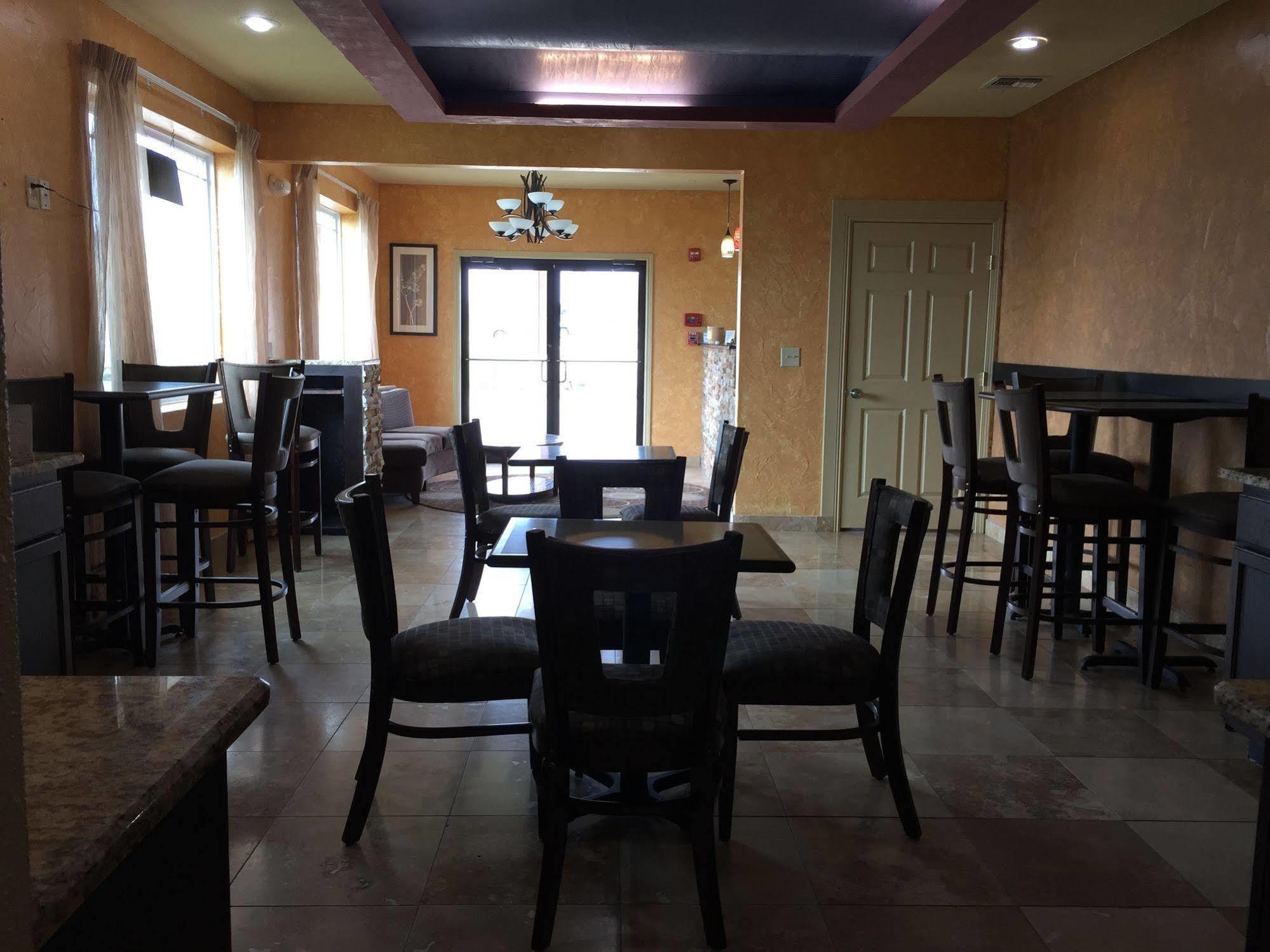 Pearsall Inn And Suites Екстериор снимка