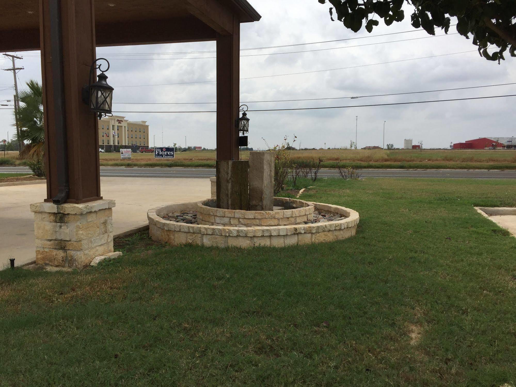 Pearsall Inn And Suites Екстериор снимка