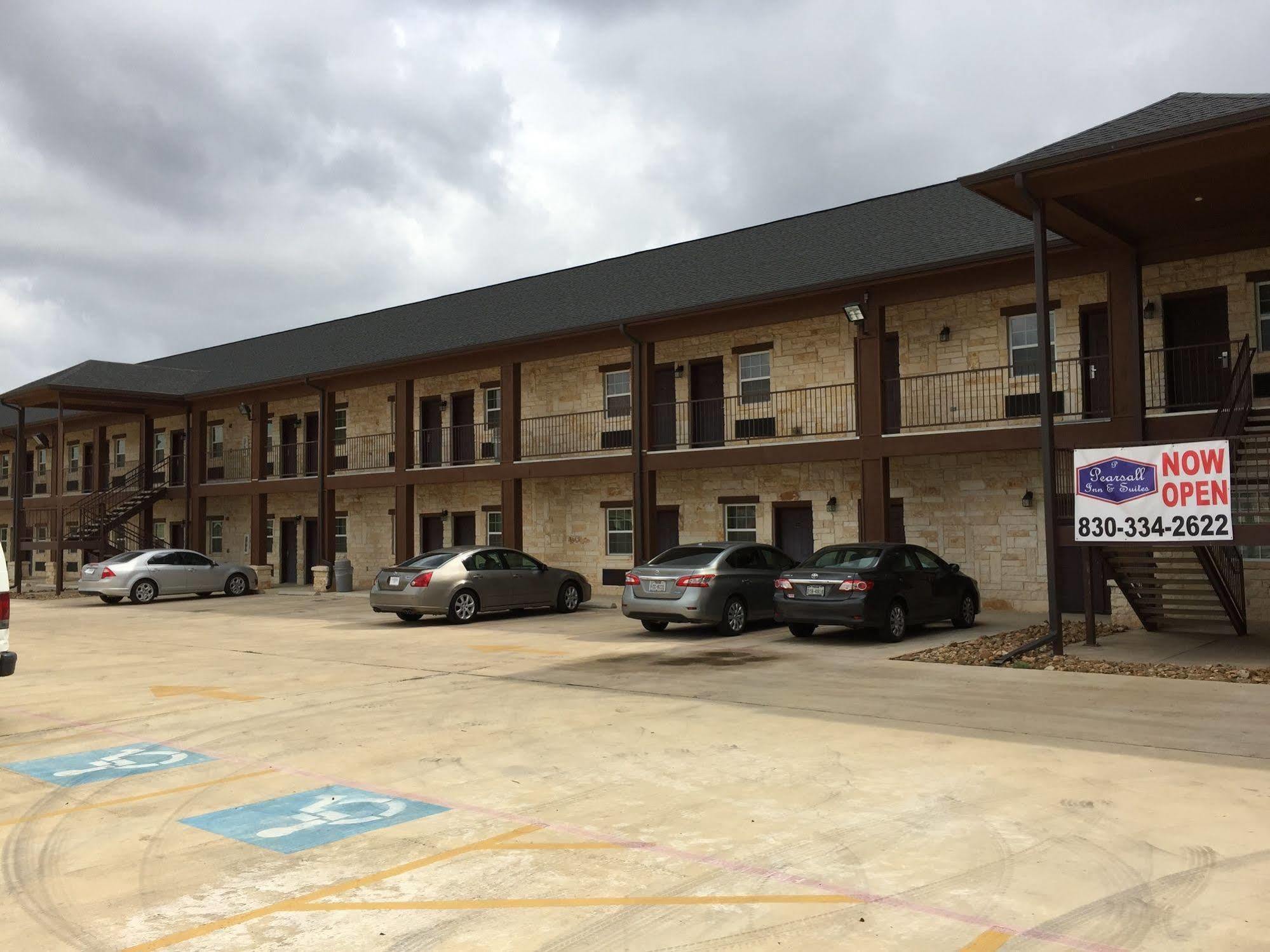 Pearsall Inn And Suites Екстериор снимка