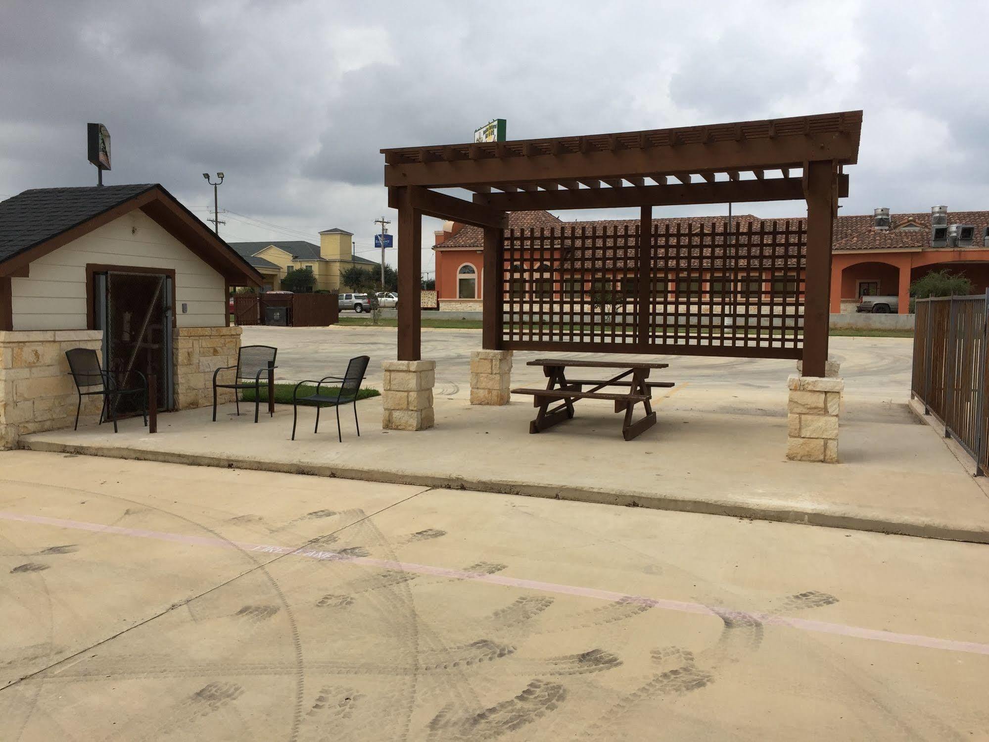 Pearsall Inn And Suites Екстериор снимка