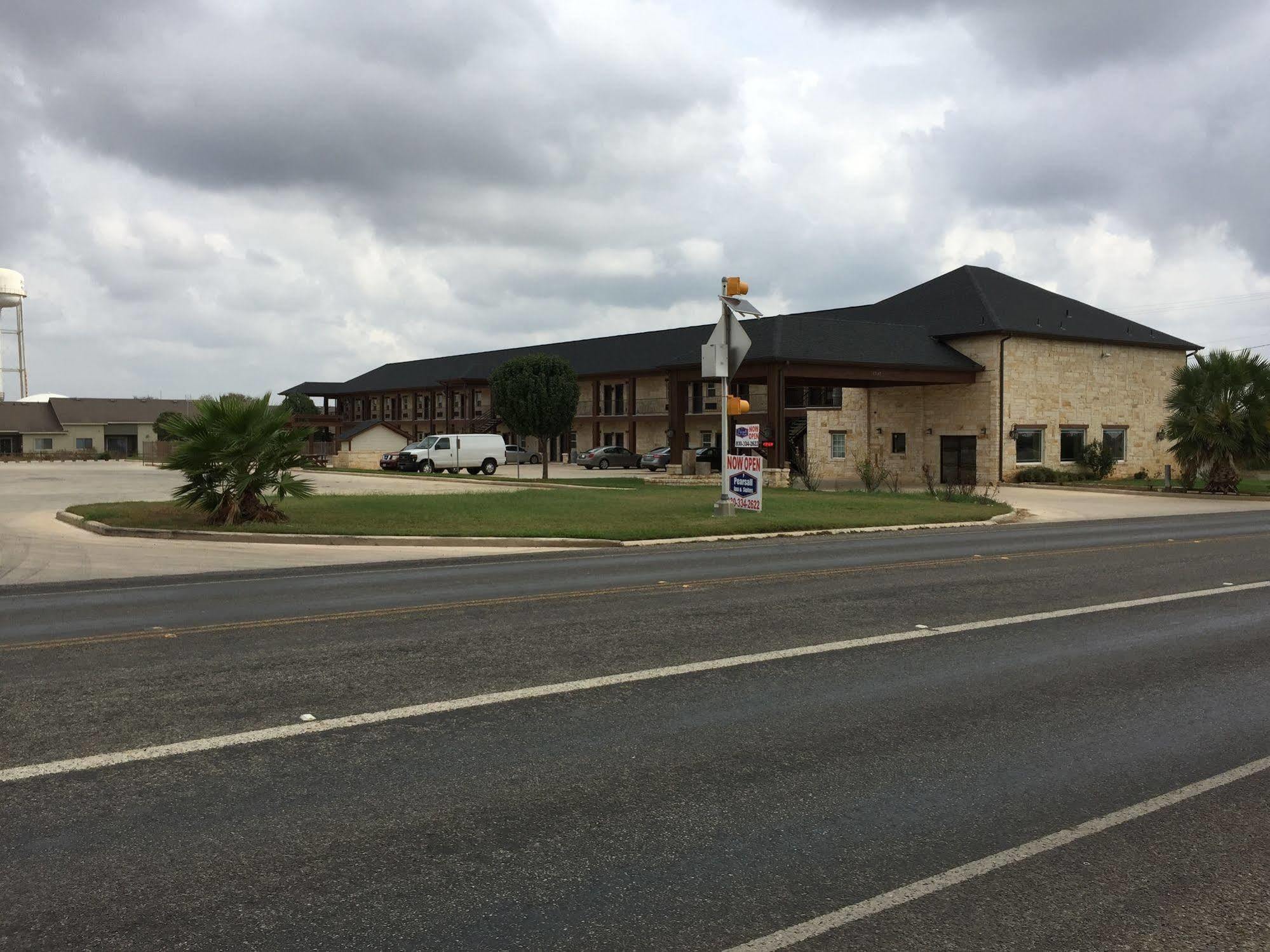 Pearsall Inn And Suites Екстериор снимка