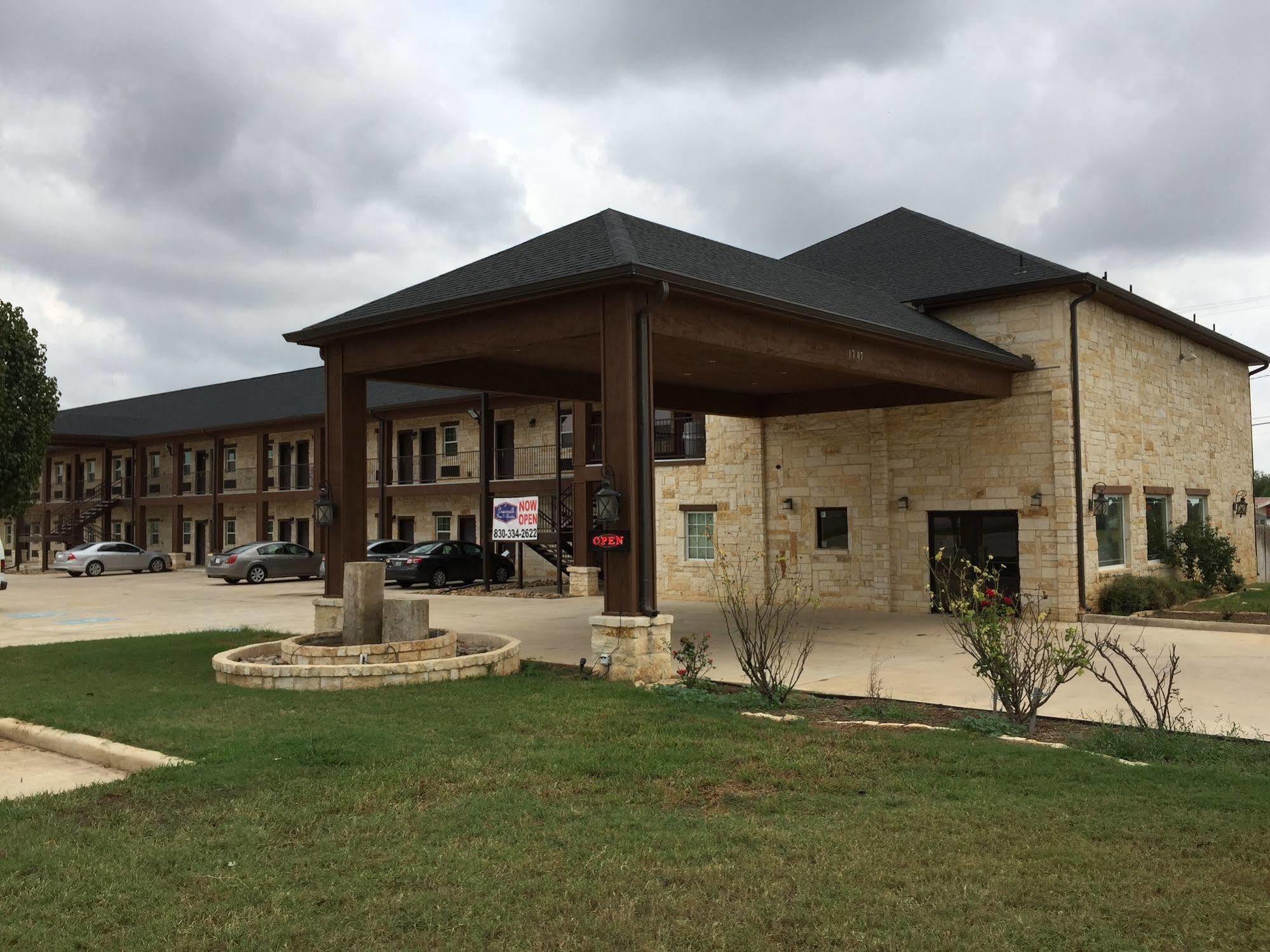 Pearsall Inn And Suites Екстериор снимка