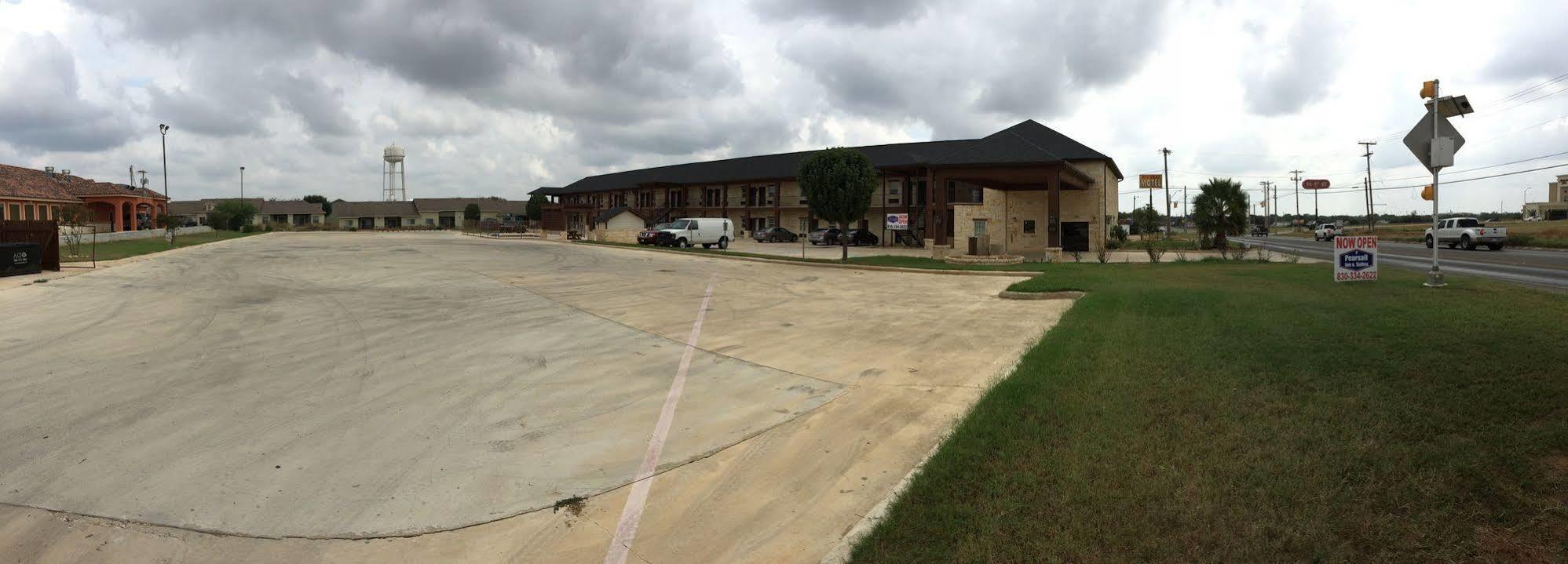 Pearsall Inn And Suites Екстериор снимка