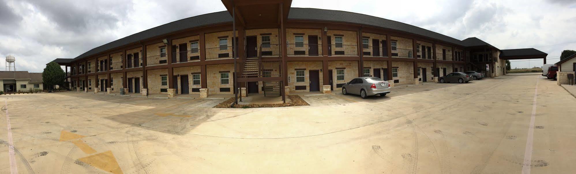 Pearsall Inn And Suites Екстериор снимка